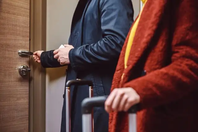 Czym się różni hotel od hostelu? Odkryj kluczowe różnice i wybierz mądrze