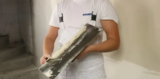 Tynki gipsowe czy szpachlować – uniknij błędów przed malowaniem