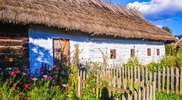 Co to skansen? Odkryj jego znaczenie i fascynujące eksponaty