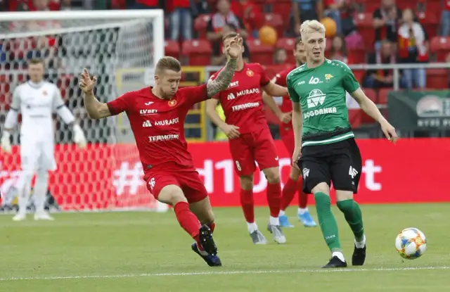 Ile zarabiają piłkarze 2 ligi? Szokujące różnice w wynagrodzeniach