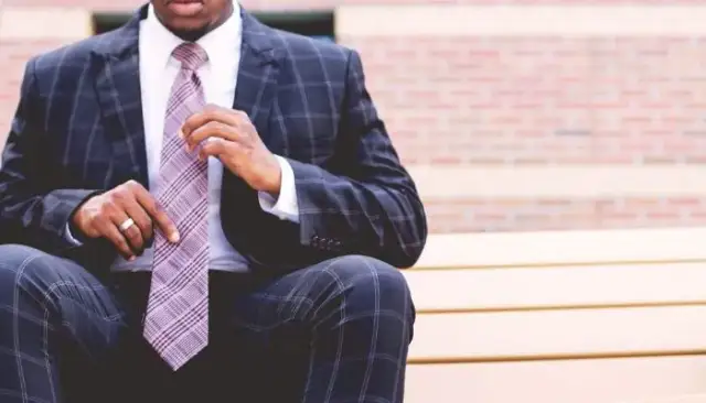 Jak dobrać krawat, aby uniknąć modowych wpadek i wyglądać świetnie