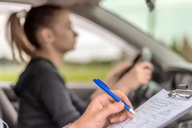 Największe błędy, które kończą egzamin na prawo jazdy i jak ich uniknąć