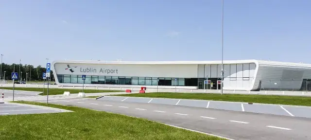 Jak dojechać do lotniska w Świdniku? Wszystkie opcje transportu i porady