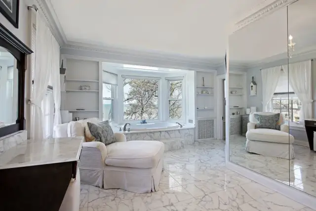 Jak wybrać żyrandol do łazienki, który nie zawiedzie i ozdobi wnętrze