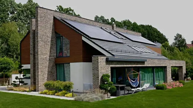 Falownik przy panelach czy w domu - co wybrać dla lepszej efektywności?