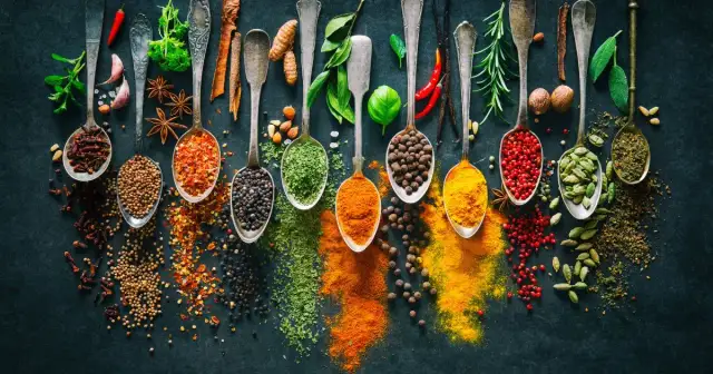 Jakich przypraw unikać w ciąży, aby zadbać o zdrowie matki i dziecka