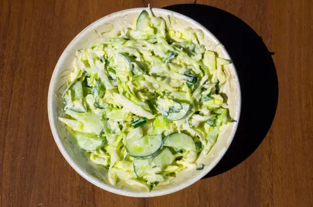 Jak zrobić surówkę z lodowej sałaty - szybki i zdrowy przepis