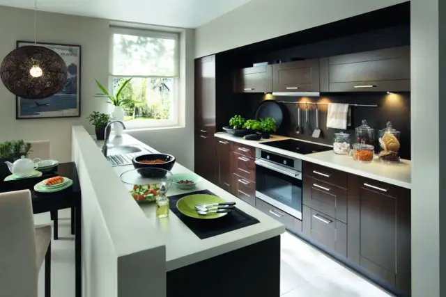 Piekarnik pod płytą czy w słupku: który wybór najlepiej spełni Twoje potrzeby?