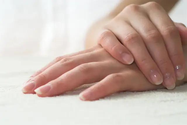 Manicure biologiczny: kluczowe informacje, zalety i przeciwwskazania