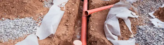 Jak odwodnić działkę i uniknąć problemów z wodą na terenie