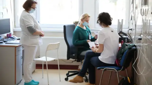 Kiedy szczepienia pracowników oświaty? Kluczowe informacje i terminy