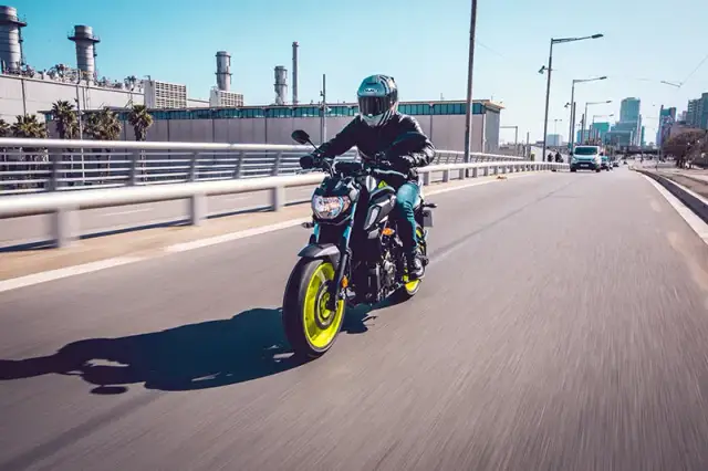 Jaki kask motocyklowy na początek? Wybierz bezpieczny i komfortowy!