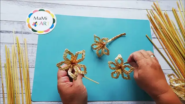 Ozdoby: jak zrobić kwiaty do wieńca dożynkowego krok po kroku