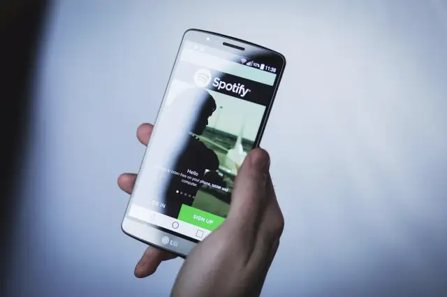 Ile można zarobić na Spotify? Przewodnik dla artystów 2025