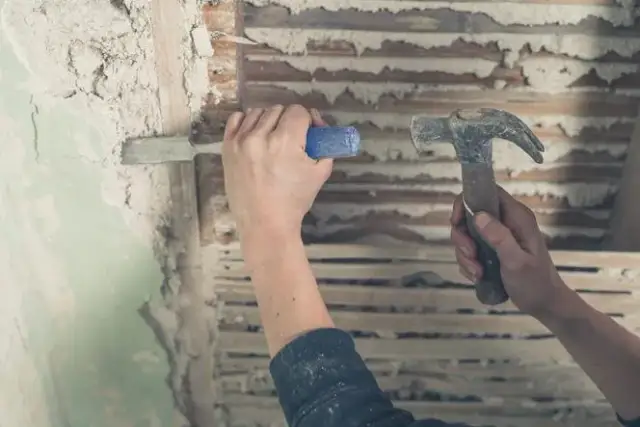 Jak skutecznie zbić tynk do cegły? Poznaj sprawdzone metody i porady
