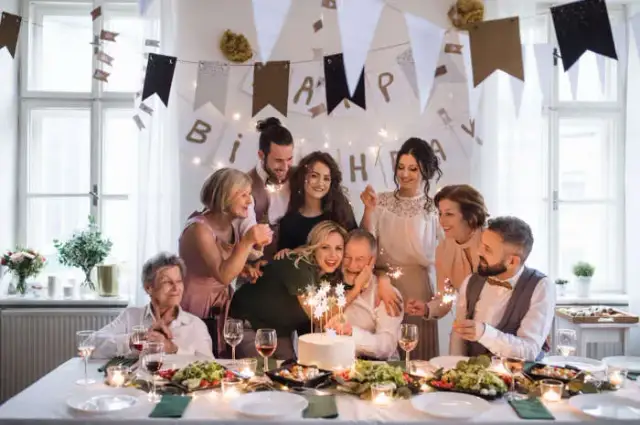 Jak zorganizować 50 urodziny na wesoło: 10 sprawdzonych pomysłów na super imprezę