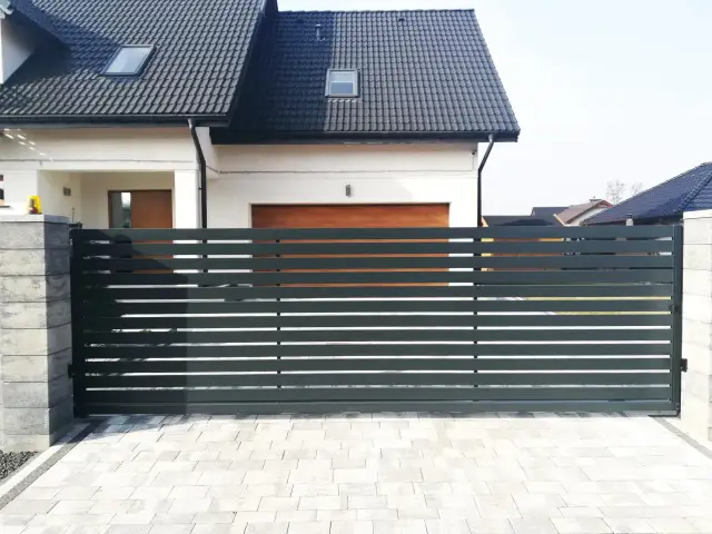 Ile kosztuje montaż bramy przesuwnej? Poznaj ukryte koszty!