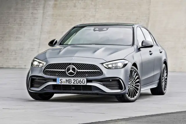 Mercedes C Klasa W206: Najważniejsze cechy i opinie użytkowników samochodu