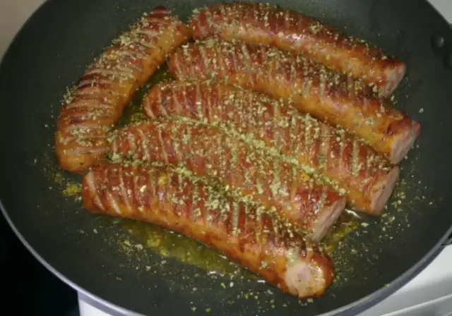 Idealna kiełbasa z patelni jak z grilla. Proste triki na chrupiący i soczysty smak