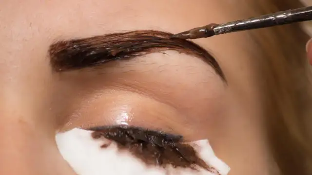 Czy henna niszczy brwi? Odkryj prawdę o jej bezpieczeństwie