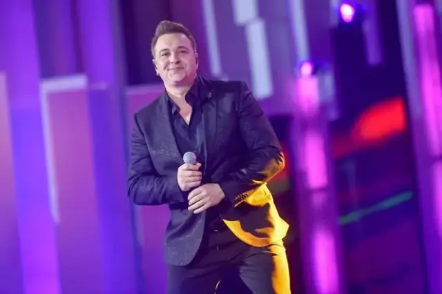 Ile lat ma wokalista zespołu Weekend? Zaskakujące fakty o Radosławie Liszewskim