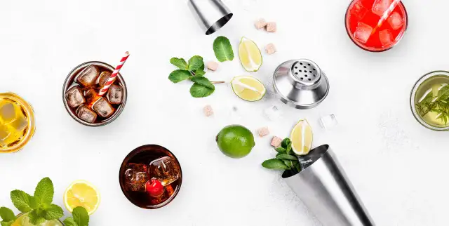 Najlepsze drinki z czystej wódki, które zaskoczą Twoich gości