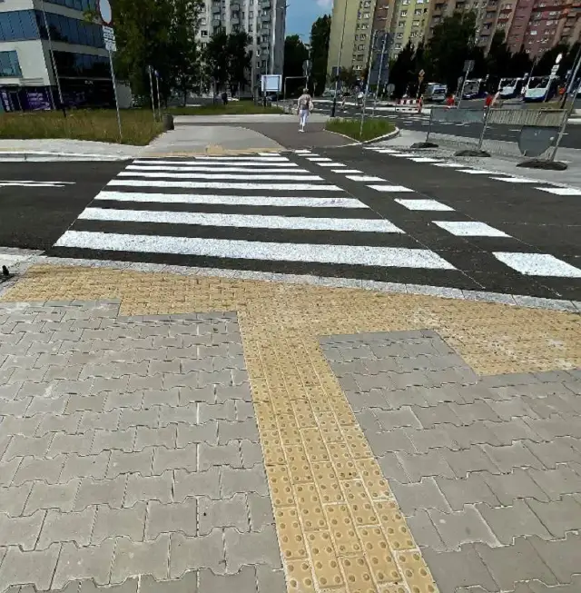 Płytki z wypustkami dla niewidomych: Klucz do bezpieczeństwa w przestrzeni publicznej