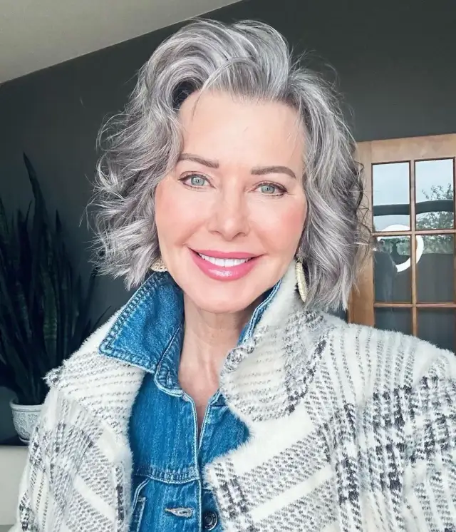 Odmładzające fryzury po 60: 10 stylizacji, które odejmą lat