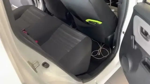 Jak łatwo rozłożyć tylną kanapę w Toyota Yaris: krok po kroku z poradami