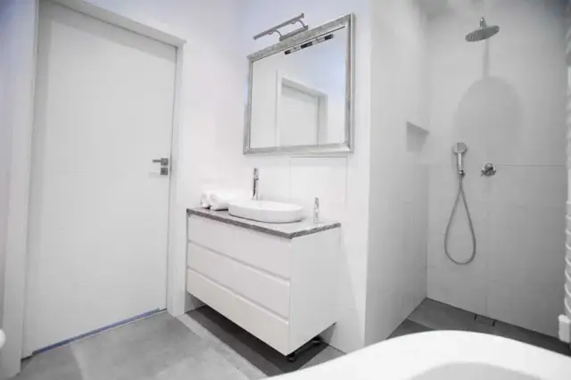 Jaka podłoga do białej łazienki - wybierz idealny materiał dla swojego wnętrza