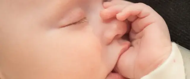 Jak oduczyć dziecko ssać palec i uniknąć problemów z zębami