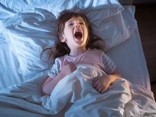 Jak radzić sobie z lękami nocnymi u dzieci – skuteczne metody