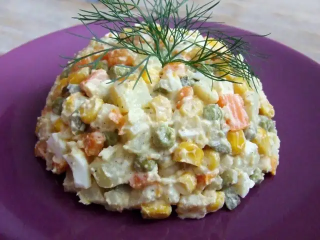 Jak się robi sałatkę jarzynową, by zaskoczyć gości smakiem?