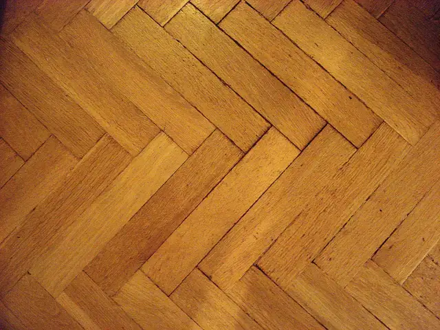 Czy można kłaść panele na parkiet? Sprawdź, co musisz wiedzieć!