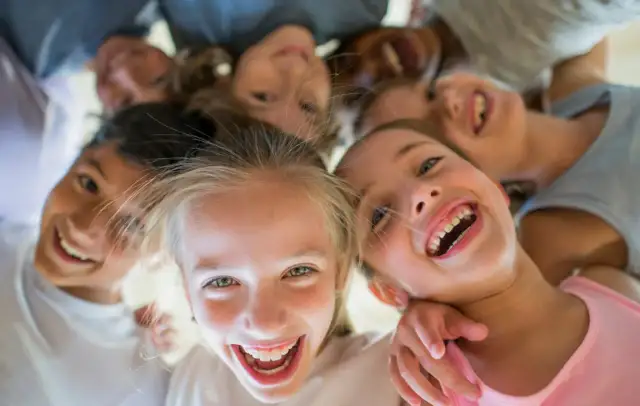 Kolonie i Obozy Last Minute 2025: Jak Zaoszczędzić na Wakacjach?