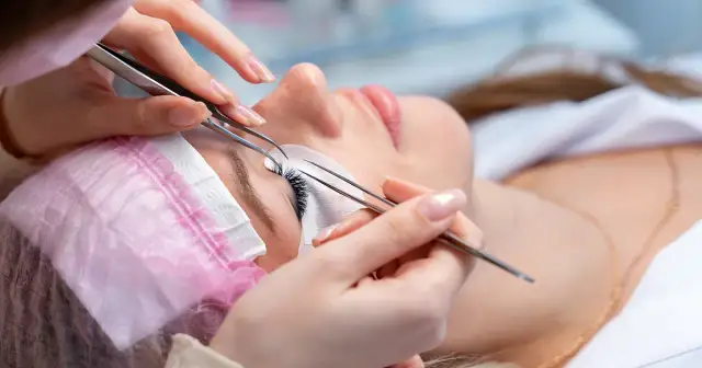 Rzęsy efekt Kim cena – sprawdź, gdzie kupić w najlepszej ofercie