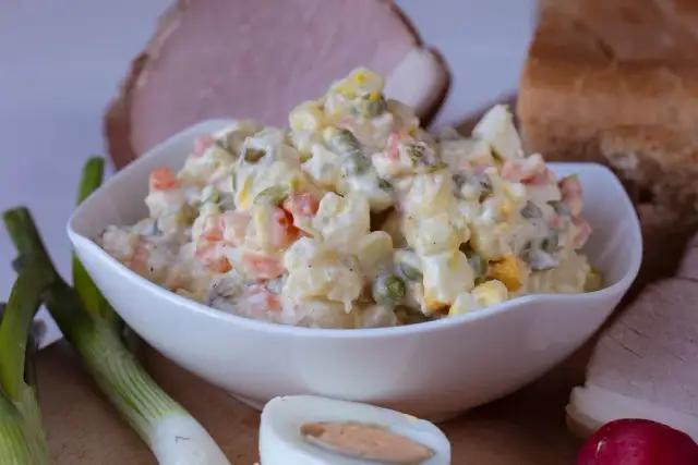 Czy sałatka jarzynowa jest tucząca? Odkryj kaloryczność i składniki