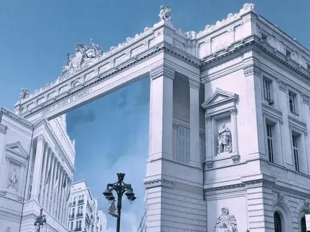 Malarstwo iluzjonistyczne współczesne: Jak sztuka zmienia przestrzeń?