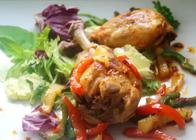 Ile gotować udko z kurczaka, aby było soczyste i miękkie?