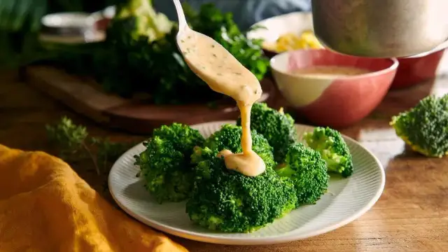 Jak zrobić sos serowy z serka topionego - prosty przepis na pyszny sos