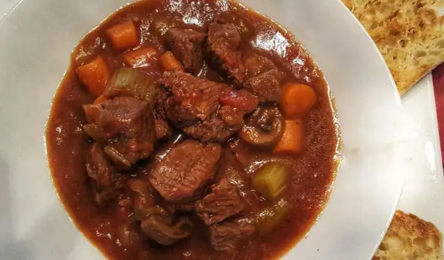 Najlepsze kawałki wołowiny na gulasz - unikaj błędów w wyborze