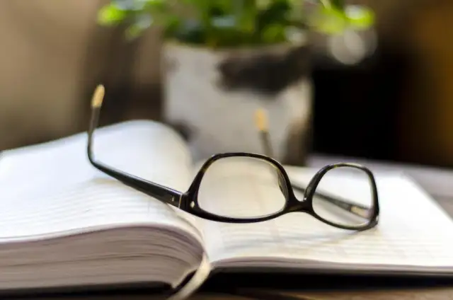 Zwrot za okulary - na kogo wystawić fakturę, aby uniknąć problemów?