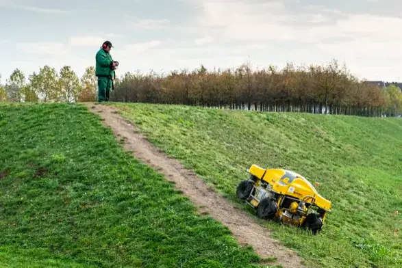 Robot koszący zaoszczędzi Ci dziesiątki godzin pracy. Jak wybrać odpowiednie urządzenie?