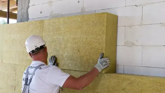 Jaka wełna na elewacje: Porównanie właściwości i skuteczność materiałów