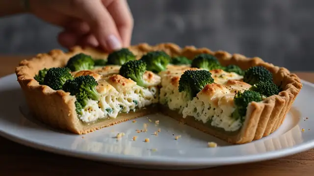 Tarta z brokułami i kurczakiem - zdrowa propozycja z fetą i mozzarellą