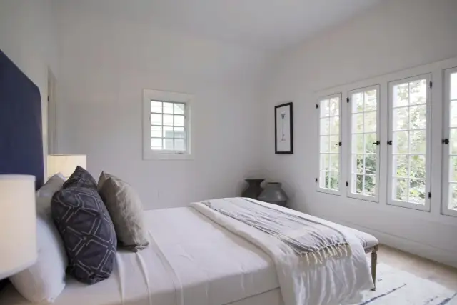 Jak udekorować okno w sypialni, aby stworzyć przytulny klimat