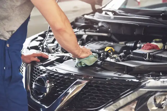 Domowe mycie silnika – jak wykonać je bezpiecznie i sprawnie?