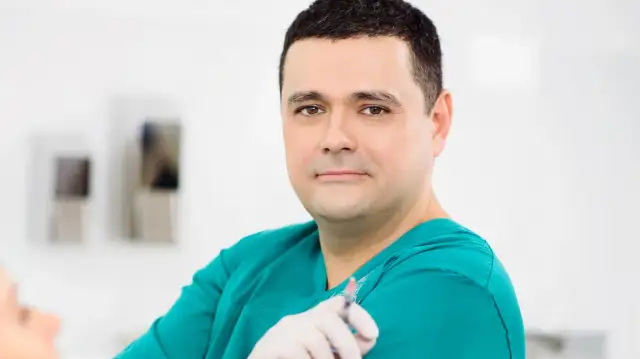 Dr Marcin Ambroziak - ile ma lat? Fakty o uznanym lekarzu dermatologu