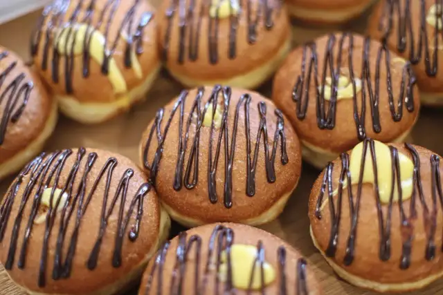 Ile kalorii ma pączek z czekoladą - poznaj dokładne wartości odżywcze