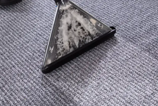 Jak wyprać kanapę odkurzaczem piorącym i uniknąć najczęstszych błędów